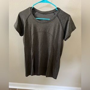 Women’s Lululemon shirt